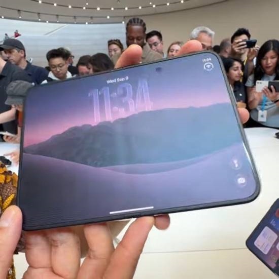 没吹得那么神!iPhone Duo上手折痕明显 乔布斯惊坐起 iPhone Duo 第3张 没吹得那么神!iPhone Duo上手折痕明显 乔布斯惊坐起 iPhone Duo 第3张