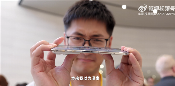 iPhone Duo可靠性翻车:影视飓风Tim在苹果总部掰一下就闪屏了 Duo 第1张 iPhone Duo可靠性翻车:影视飓风Tim在苹果总部掰一下就闪屏了 Duo 第1张