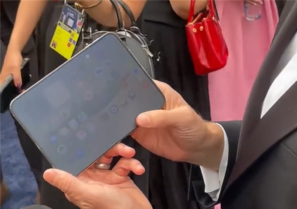 iPhone Duo可靠性翻车:影视飓风Tim在苹果总部掰一下就闪屏了 Duo 第3张 iPhone Duo可靠性翻车:影视飓风Tim在苹果总部掰一下就闪屏了 Duo 第3张