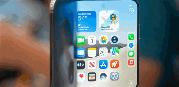 苹果副总裁:iPhone Duo用哑光磨砂膜掩盖折痕 其铰链无松垮感比友商好多了 iPhone Duo 第1张 苹果副总裁:iPhone Duo用哑光磨砂膜掩盖折痕 其铰链无松垮感比友商好多了 iPhone Duo 第1张