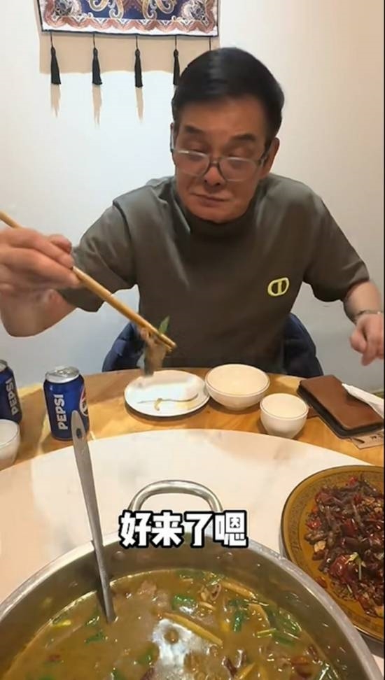 72岁“鸠摩智”演员化身美食博主 为游客介绍香港 第2张 72岁“鸠摩智”演员化身美食博主 为游客介绍香港 第2张
