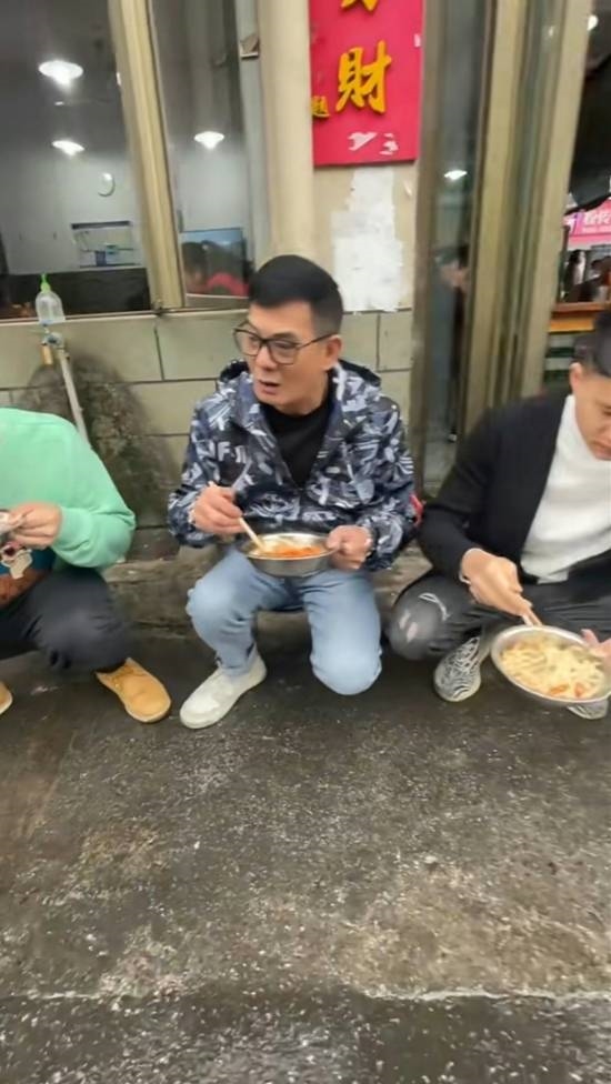 72岁“鸠摩智”演员化身美食博主 为游客介绍香港 第3张 72岁“鸠摩智”演员化身美食博主 为游客介绍香港 第3张