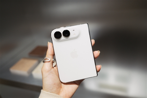 苹果折叠屏iPhone Duo明天发售:仅美国等地门店有现货!中国市场不提供 iPhone Duo 第2张 苹果折叠屏iPhone Duo明天发售:仅美国等地门店有现货!中国市场不提供 iPhone Duo 第2张